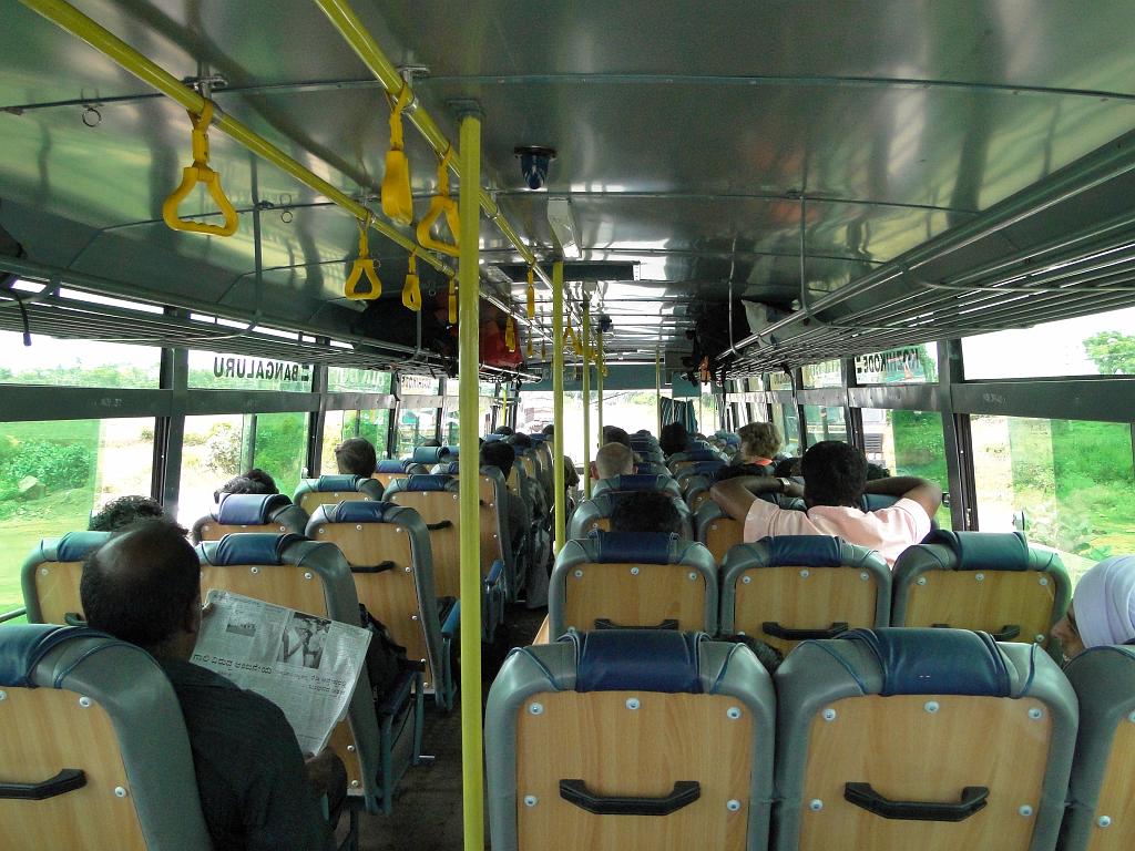 2011-09-08_10-57-30_kalpetta_005.JPG - En route pour le sud, en bus local