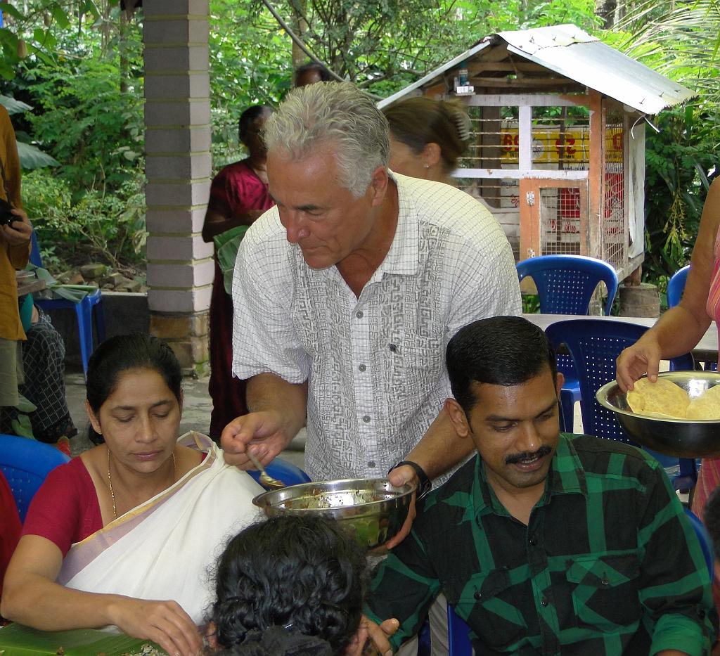 2011-09-09_14-46-59_kalpetta_128.JPG - Richard est content de servir