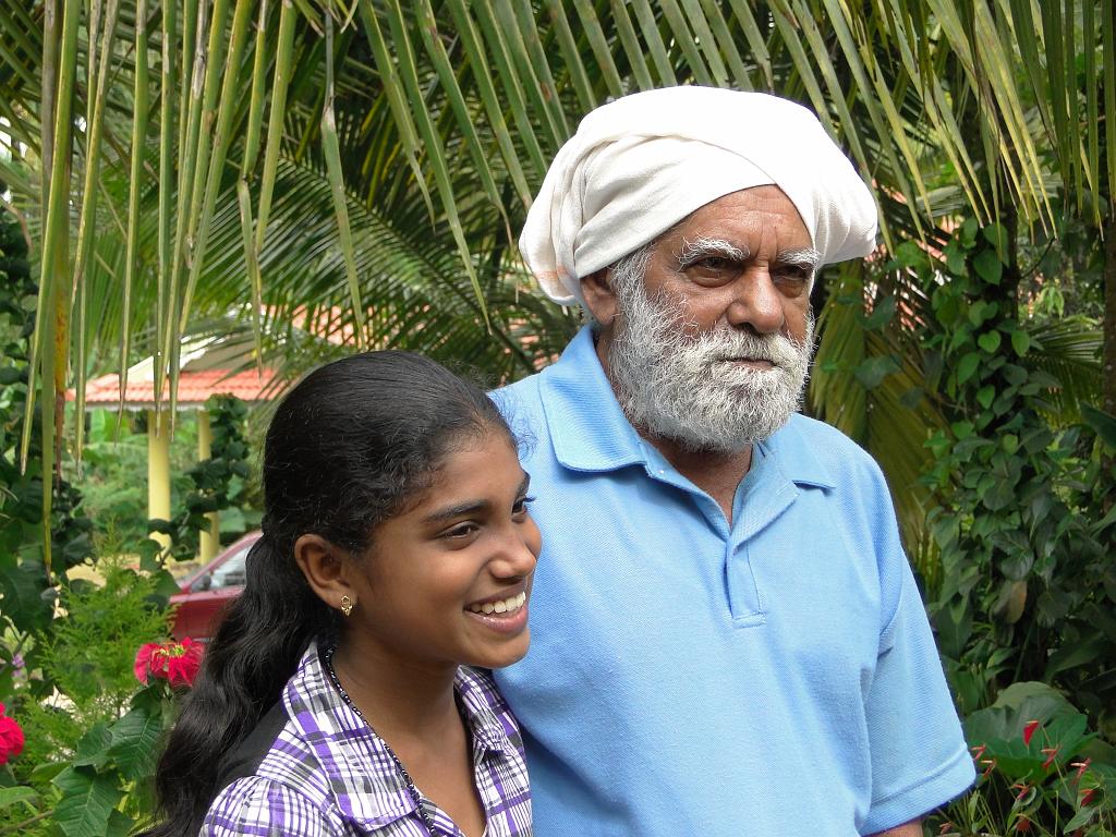 2011-09-09_15-08-28_kalpetta_137.JPG - gd père et sa petite fille