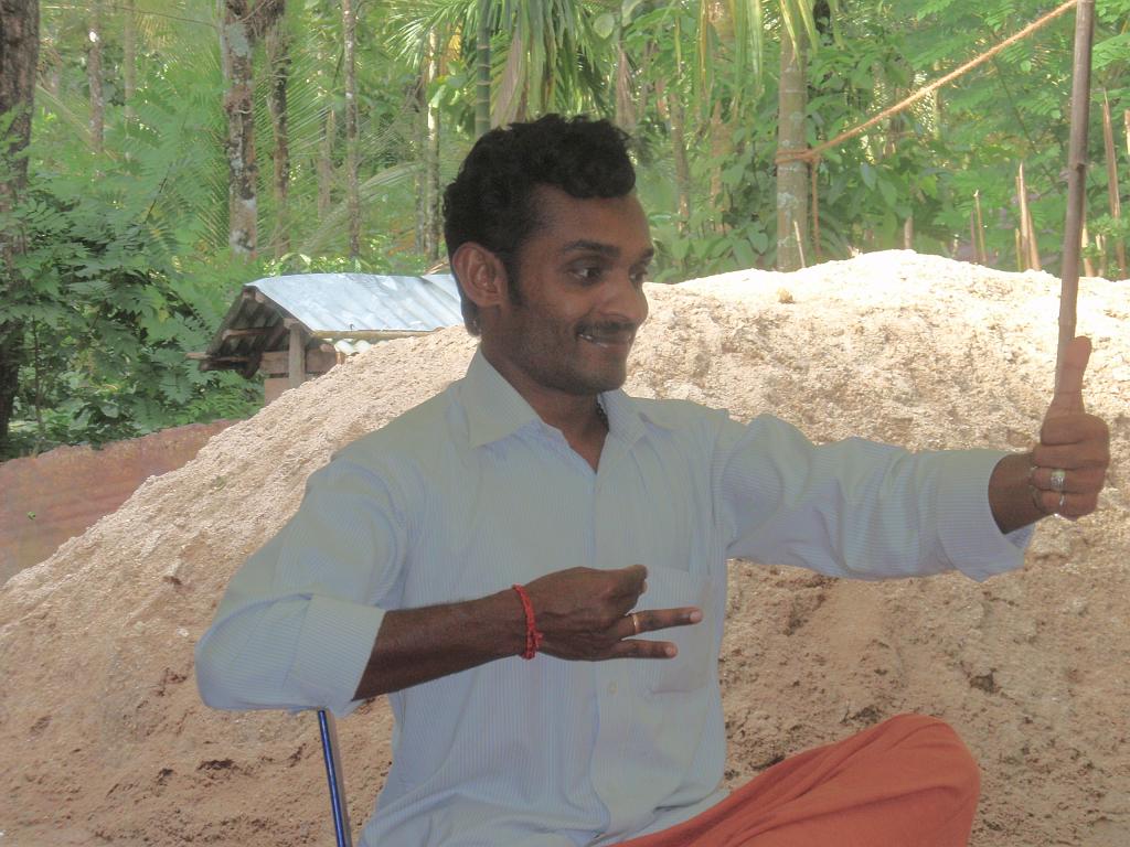 2011-09-09_16-32-18_kalpetta_165.JPG - l' artiste du village
