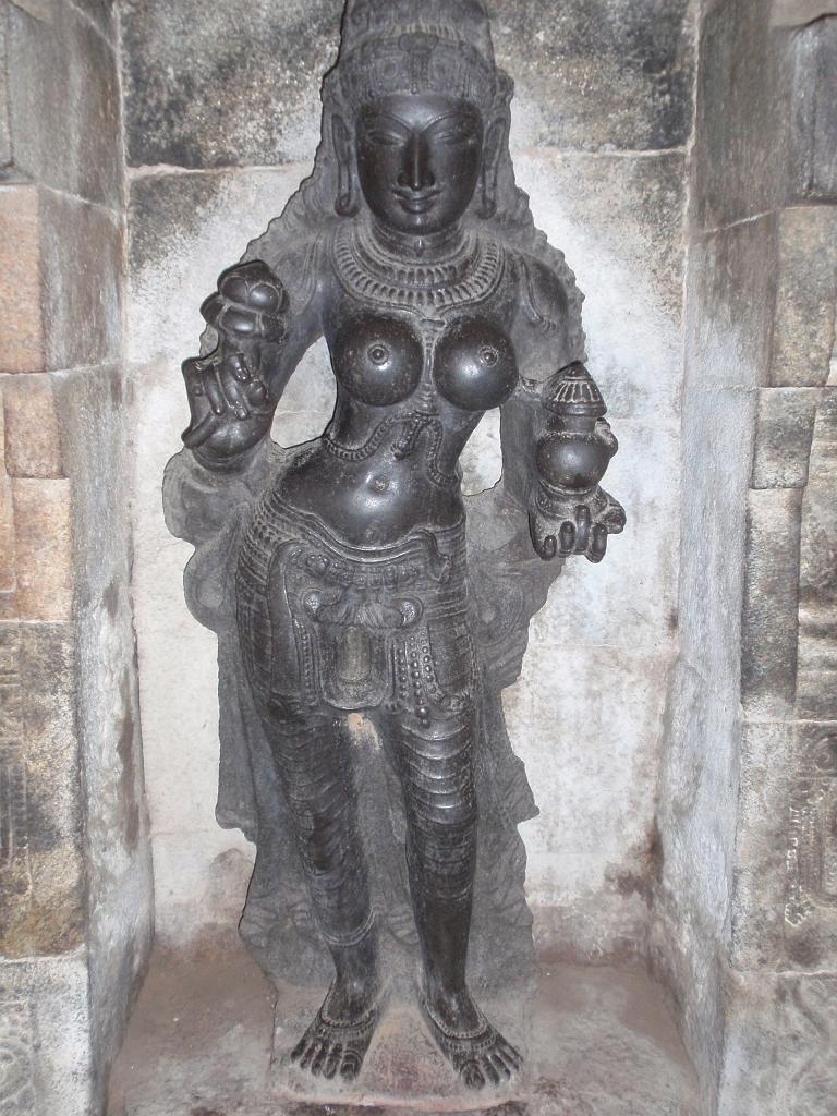 2011-09-21_09-55-49_Dharasuram_023.JPG - Divinité en granit