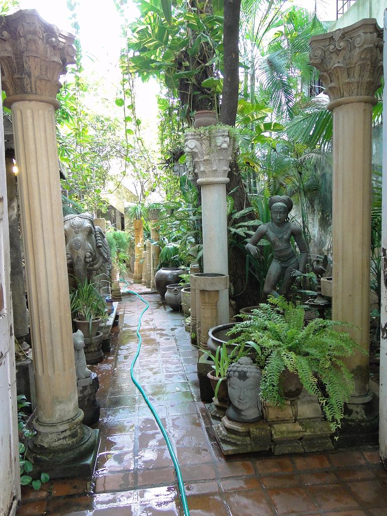 2011-09-22_09-50-21_pondichery_011.JPG - jardin chez un antiquaire