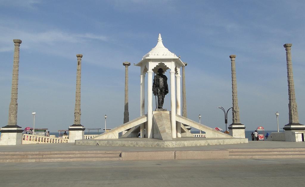 2011-09-22_16-30-10_pondichery_074.JPG - square Gandhi