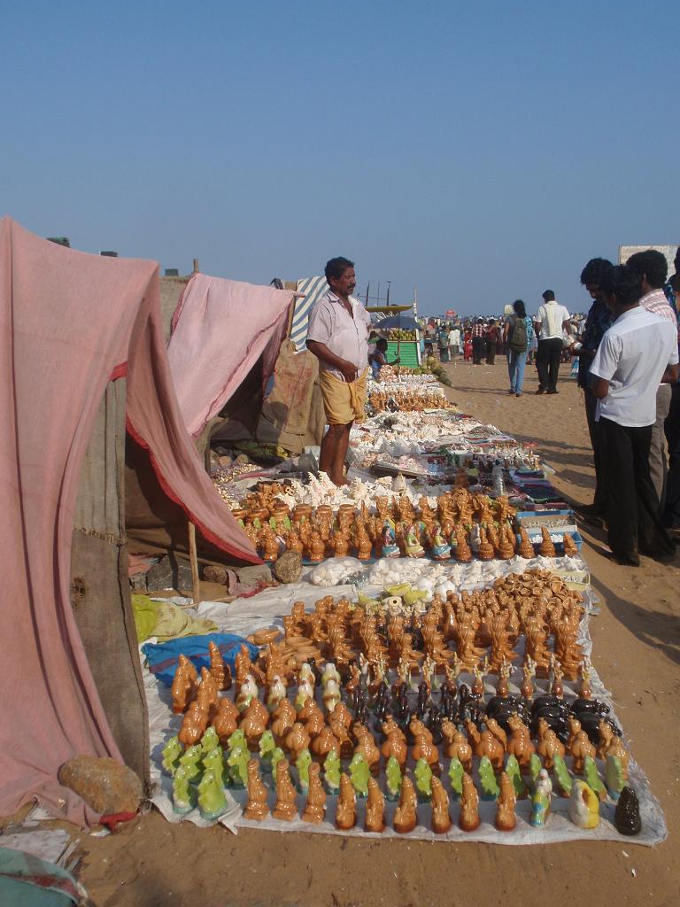 2011-09-25_16-04-07_MAHABALIPURAM_129.JPG - souvenirs!