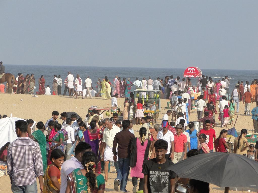 2011-09-25_16-06-13_MAHABALIPURAM_132.JPG - que de monde!!